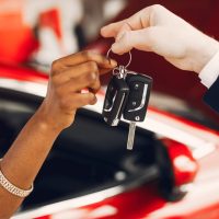 femme-noire-elegante-dans-salon-voiture_1157-21401